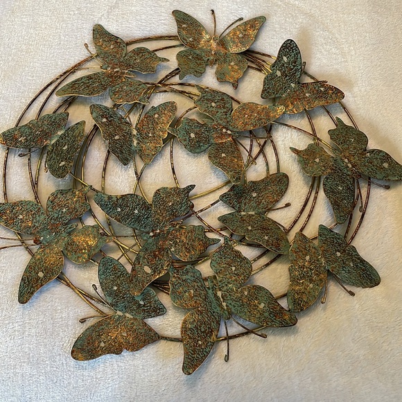 “Butterflies are free”  Wonderful circle of flying metal butterflies wall art. - Picture 5 of 9